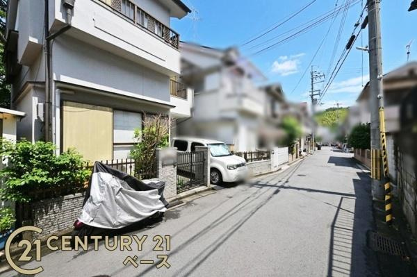 柏原市国分市場１丁目の中古一戸建の前面道路含む現地写真