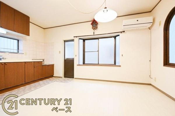 柏原市国分市場１丁目の中古一戸建の居間・リビング|■現地撮影写真■大きな窓から柔らかい光が射し込みます！