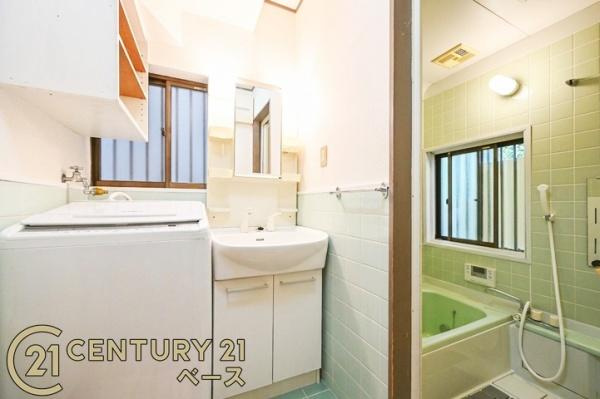 柏原市国分市場１丁目の中古一戸建の独立洗面台|■現地撮影写真■収納スペース豊富で使い勝手の良い洗面スペース！