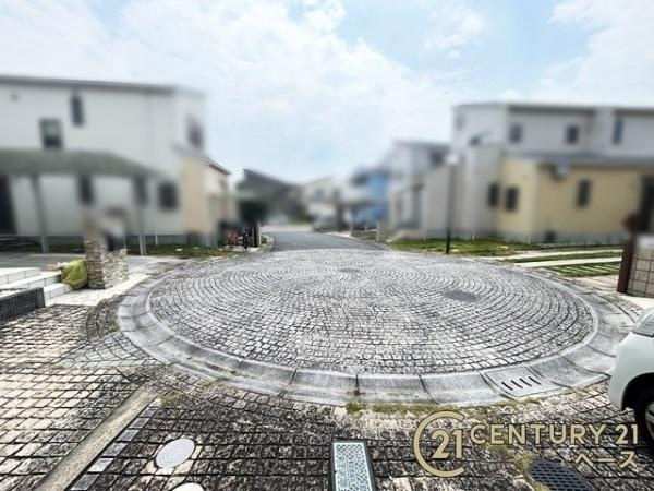 橿原市小槻町　一戸建の前面道路含む現地写真|■現地撮影写真■広々とした前面道路で駐車も楽々！