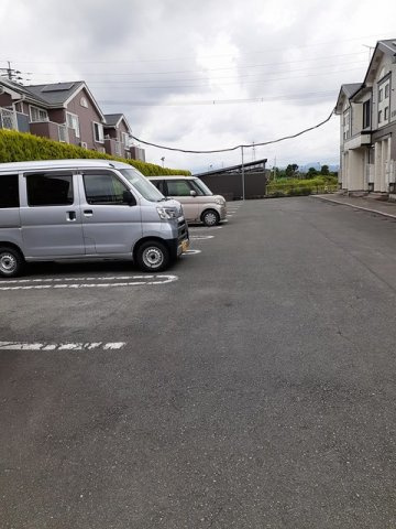 カーサ・ソレイユ三番館の駐車場
