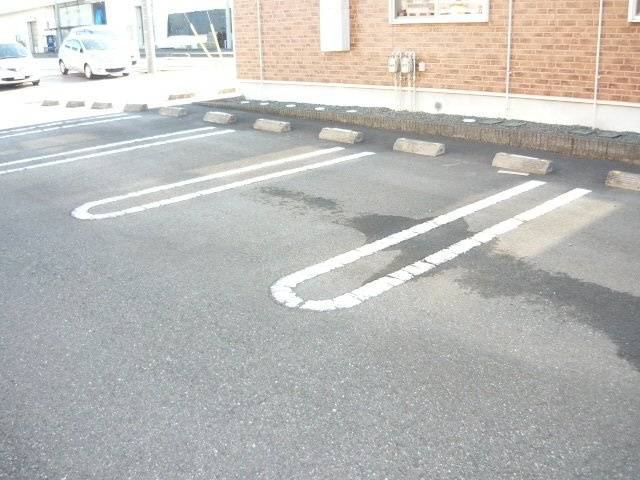 ラフレシールＤの駐車場