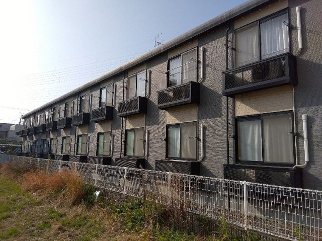 レオパレスカマン　セジュールの外観