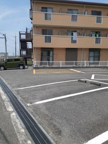ベルクール末広の駐車場