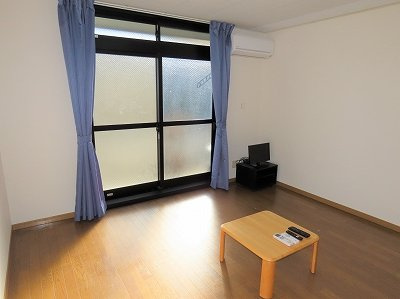 レオパレスファーストステージＳの居間・リビング|カーテンやテーブル、テレビも備え付けです