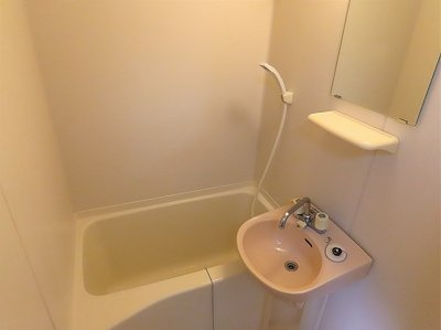 レオパレスファーストステージＳの浴室|洗面台とユニット式のお風呂です