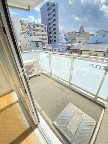 大阪市淀川区東三国６丁目の賃貸マンションのバルコニー