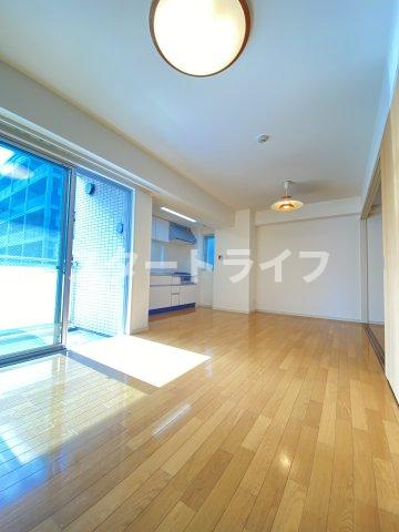 大阪市淀川区東三国６丁目の賃貸マンションの居間・リビング