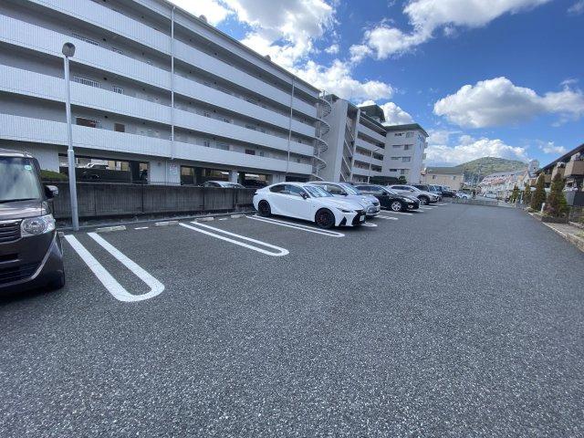 クローバー青山の駐車場