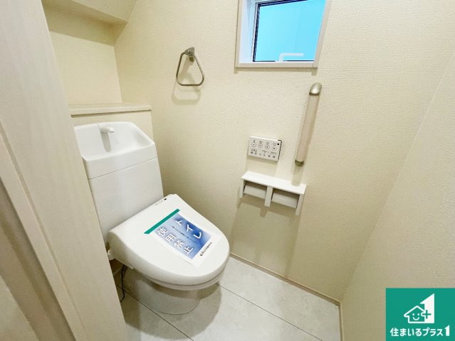 西宮市上田東町　新築一戸建てのトイレ|1・2階の2ヶ所にあるので、朝の忙しい時間の順番待ちもなく、深夜の利用にも大変便利です。