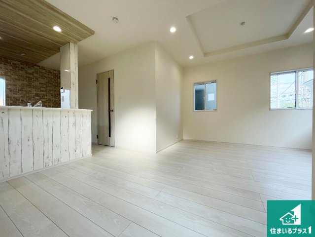 西宮市上田東町　新築一戸建ての居間・リビング|シンプルなリビングは、観葉植物等のインテリアを楽しめますね！パパ好みにも、ママ好みにも家具次第で雰囲気を変えることができます！