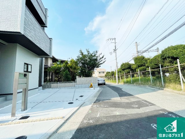 ■西宮市上田東町　新築一戸建ての前面道路含む現地写真|周辺は閑静な住宅街！前面道路広々で車の出し入れも便利です。駐車が苦手な方でも安心して車庫入れできます！