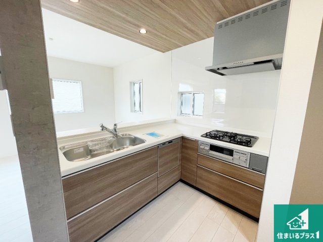 ■西宮市上田東町　新築一戸建てのキッチン|リビングと統一感があり、使い勝手のいいキッチン。広々としているので、二人並んで作業が出来ちゃいます。お子様と一緒に色々なお料理に挑戦できるスペースがあります。