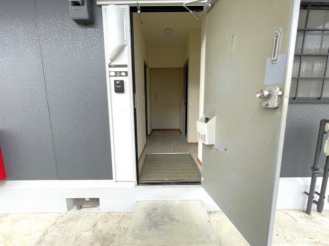 ウィステリアＣの玄関