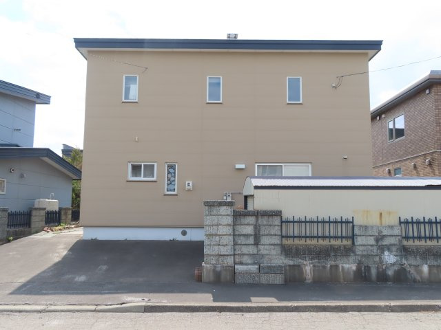網走市駒場北４丁目４番１０号　中古売家の外観|【現況】接道側正面の外観別アングルです。