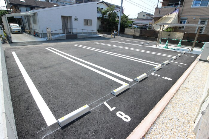 D-room帯山の駐車場