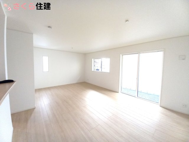 CRADLE　GARDEN　宇都宮市下荒針町第3の居間・リビング|忙しい朝のキッチンも3口コンロで作業効率UPします。キッチン奥には憧れのパントリースペースを完備。