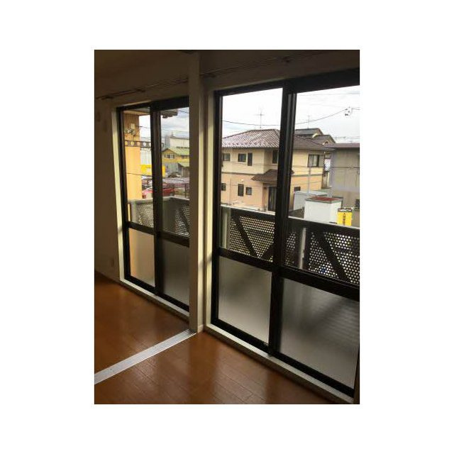 各務原市前渡東町４丁目のアパートのバルコニー