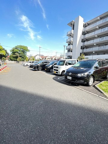 URパークタウン西武庫　12号棟の駐車場|駐車場に車を止められます