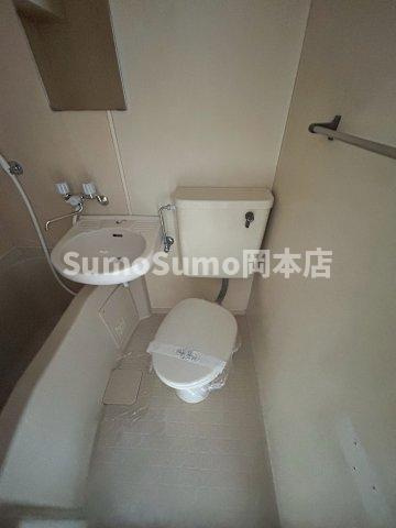 クレアドル芦屋西のトイレ|落ち着いた色調のトイレです