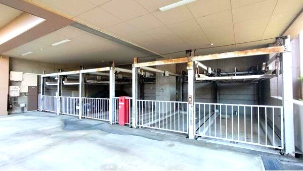 朝日プラザ吹上の駐車場