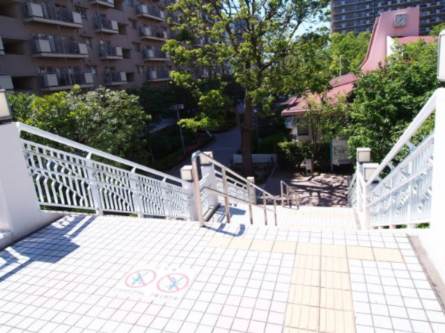 マンションの敷地内