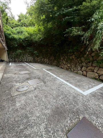 岡本梅林住宅５号棟の駐車場