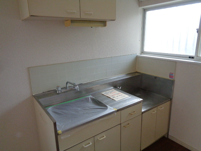 ドミール新町のキッチン|換気のできる窓付き　明るいガス２口設置可キッチン