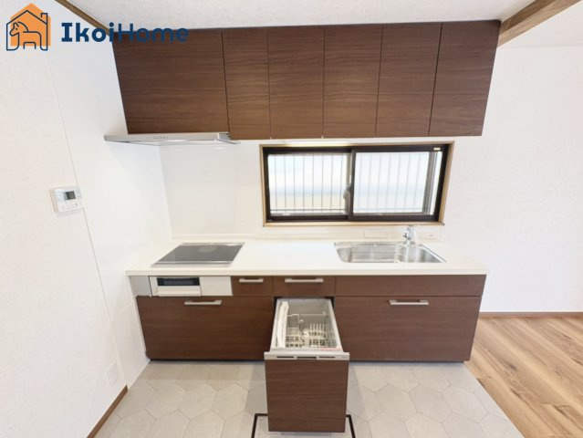 神戸市西区伊川谷町有瀬　中古戸建のキッチン|【ホームページに現地動画掲載中】●年中無休：当日予約可●キッチンは小窓がありますので、換気できます。