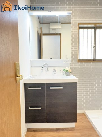 神戸市西区伊川谷町有瀬　中古戸建の洗面所|【ホームページに現地動画掲載中】●年中無休：当日予約可●洗面台は３面鏡。広さのあるワイドシンクです。