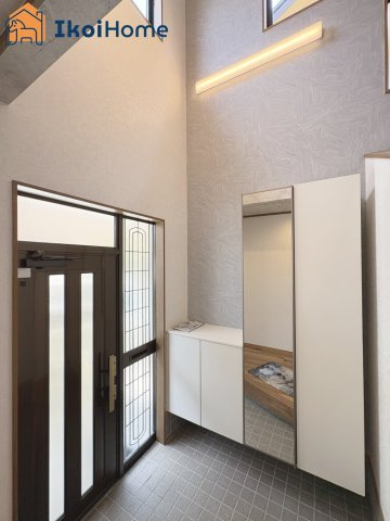 神戸市西区伊川谷町有瀬　中古戸建の玄関|【ホームページに現地動画掲載中】●年中無休：当日予約可●便利な姿見付きシューズボックスを完備です！