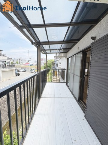 神戸市西区伊川谷町有瀬　中古戸建のバルコニー|【ホームページに現地動画掲載中】●年中無休：当日予約可●バルコニーは屋根付の為、急な雨でも安心です♪
