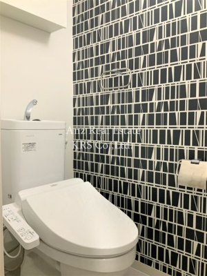 【トイレ】 | ル・マージュ新町 | 予備のトイレットペーパーや洗剤などを置ける棚が上部に♪
