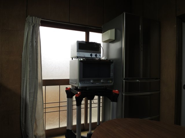 下宿I棟のキッチン|共用キッチンです。
主な室内共用備品は冷蔵庫、電子レンジ、ゴミステーションです。