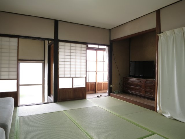 下宿I棟の和室|専有部分は10畳和室です。
主な室内備品はTV、エアコン、寝具、棚です。