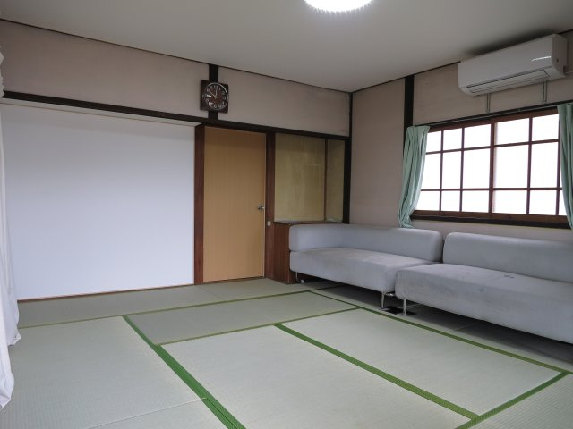 下宿I棟の和室|専有部分は10畳和室です。
主な室内備品はTV、エアコン、寝具です。