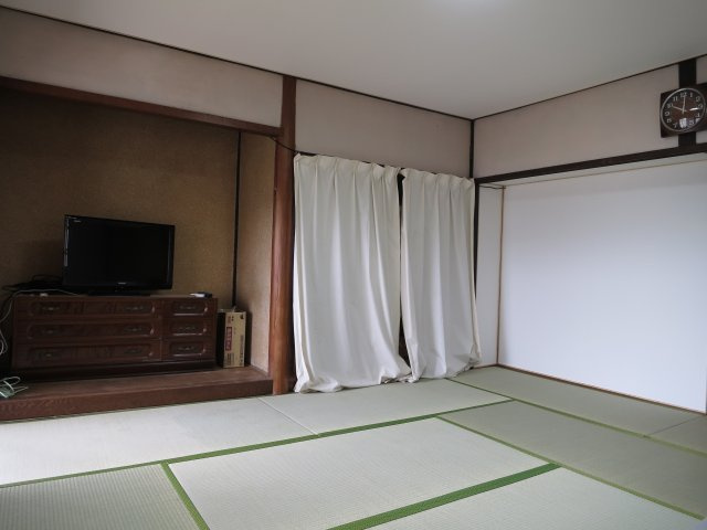下宿I棟の和室|専有部分は10畳和室です。
主な室内備品はTV、エアコン、寝具です。