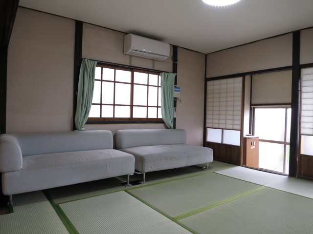 下宿I棟の和室|専有部分は10畳和室です。
主な室内備品はTV、エアコン、寝具です。