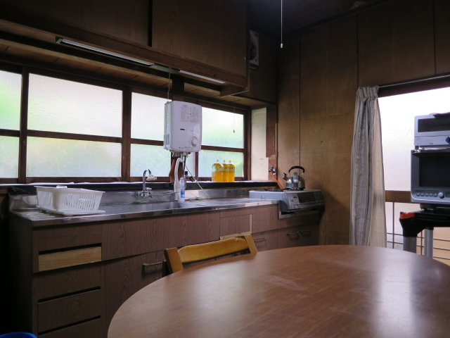 下宿I棟のキッチン|共用キッチンです。
主な共用備品は冷蔵庫、電子レンジ、ゴミステーションです。