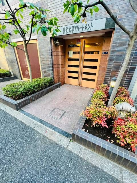 興和太平アパートメントのエントランス