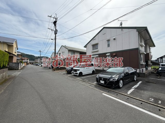 フリーデン安居野G棟の駐車場|駐車スペースもあります