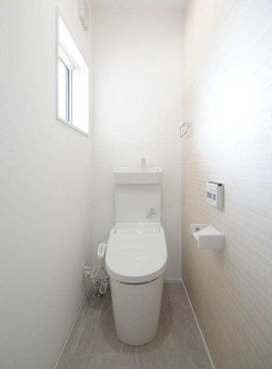 埴科郡坂城町中之条　中古戸建のトイレ|清潔な温水洗浄便座のトイレには窓付きで明るく換気も充分