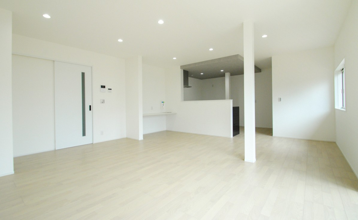 埴科郡坂城町中之条　中古戸建の居間・リビング|家族団らんに広々22帖超えLDKが自慢です