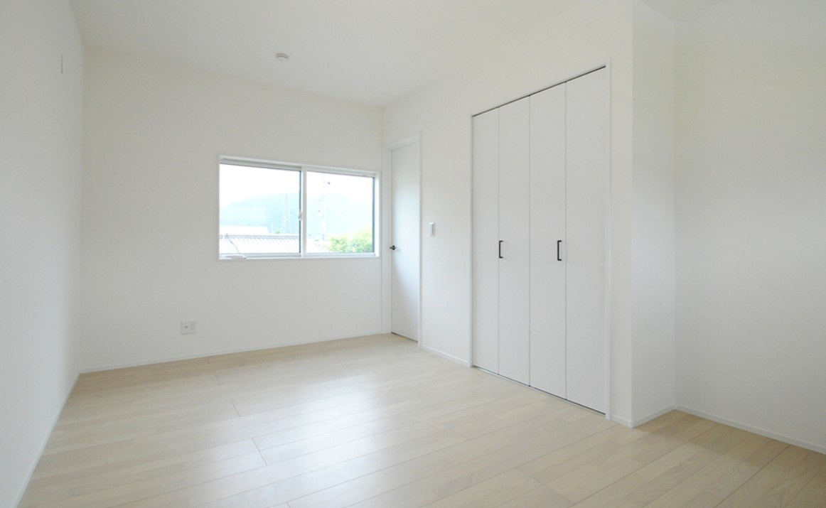 埴科郡坂城町中之条　中古戸建の洋室|全居室6帖以上とゆとりの居室でプライベート空間保てますね
