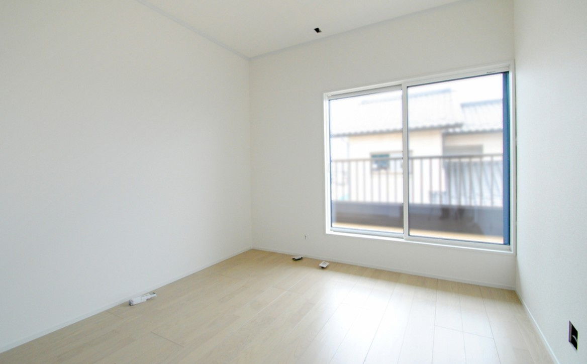 上田市上野　中古戸建の洋室|バルコニーに面した洋室は、やわらかな光が入り、毎日を心地よく過ごせます。窓を開ければ風も通り、くつろぎの時間が広がります。