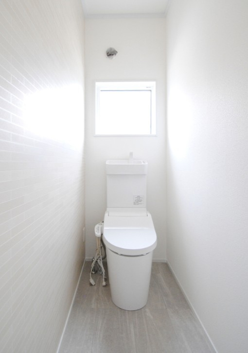 上田市上野　中古戸建のトイレ|清潔な温水洗浄便座のトイレ