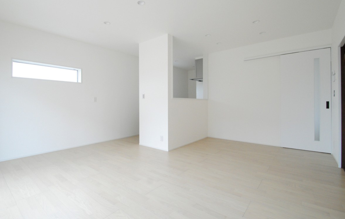 上田市上野　中古戸建の居間・リビング|広々とした15帖超えのLDKは、ご家族でゆったり過ごしやすい空間です。食事や会話の時間も楽しみやすく、毎日の暮らしに心地よさを添えてくれます。