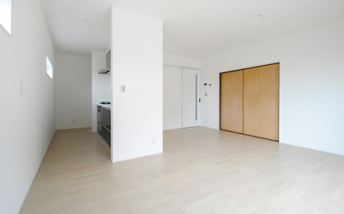上田市上野　中古戸建の居間・リビング|LD隣接和室の引き戸を開ければ更にリビング一体利用もお勧め