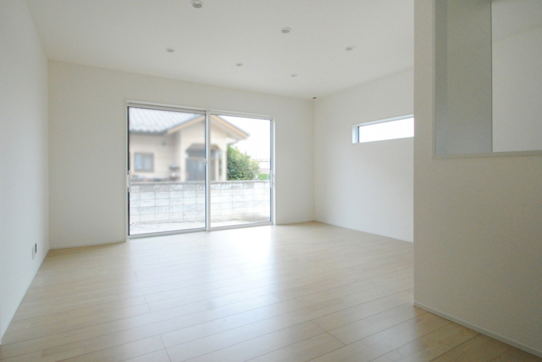上田市上野　中古戸建の居間・リビング|ナチュラルカラーのフローリングは家具を選びません