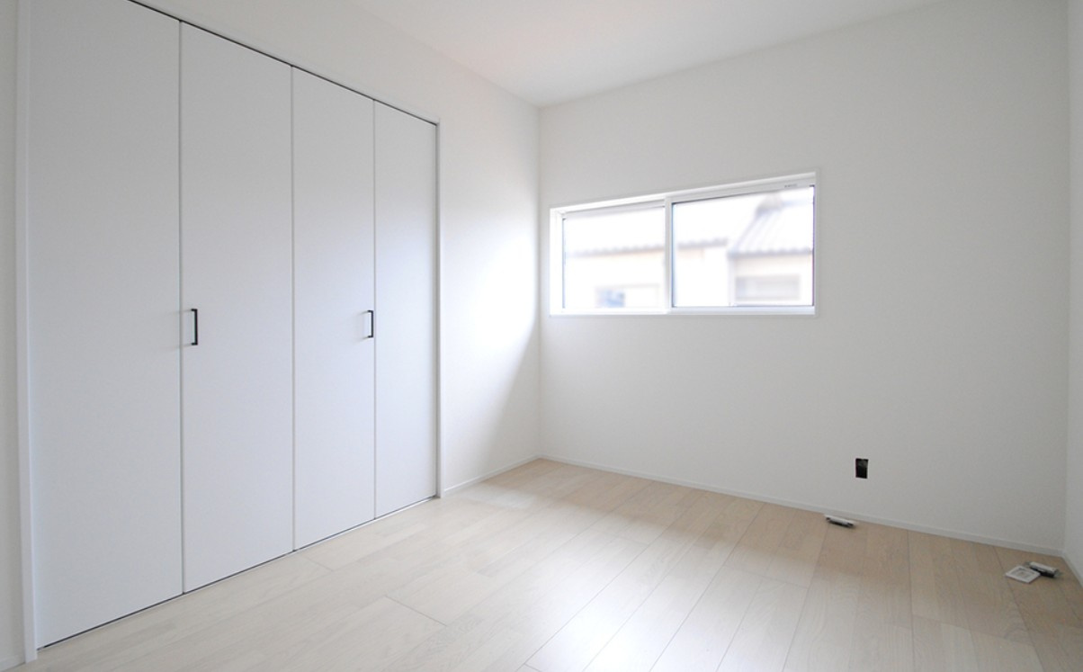 上田市上野　中古戸建の洋室|明るい洋室は窓から心地よい光が入り、クローゼット付きで収納もしやすいお部屋です。すっきりとした空間で、日々の暮らしを気持ちよく整えやすい住まいです。
